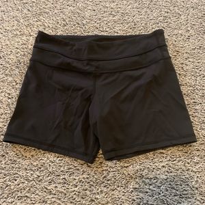 Black Lululemon sz 6 yoga shorts